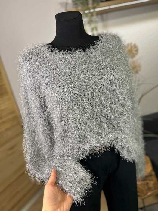 Szary włochaty sweterek z cekinami George rozmiar 42