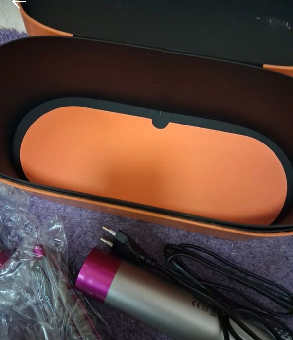 Secador de cabelo e vários acessórios