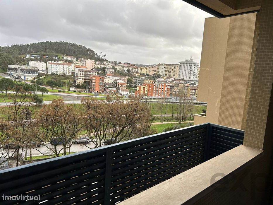 Apartamento T2  remodelado, varandas com vista desafogada, arqueamento