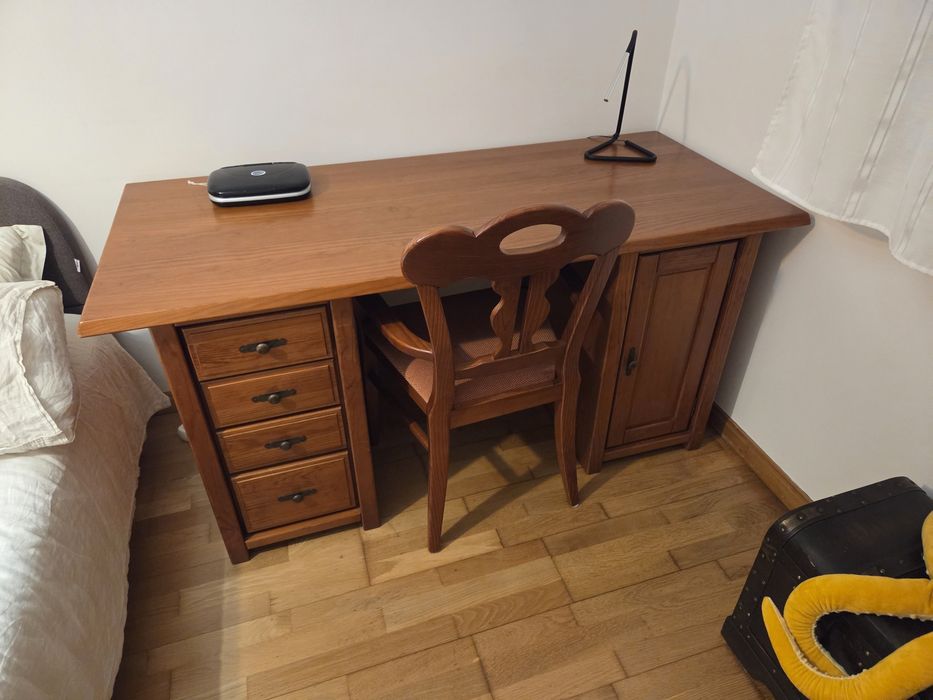 Secretária em madeira com cadeira