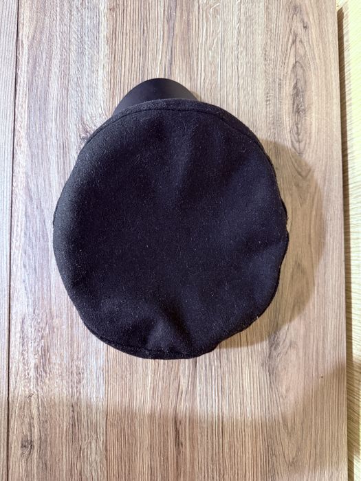 чорний стильний берет