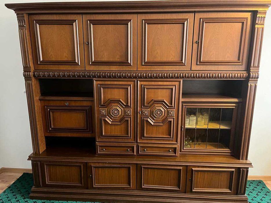 Regał z szufladami i pułkami.