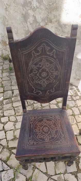 Cadeiras antigas em cabedal