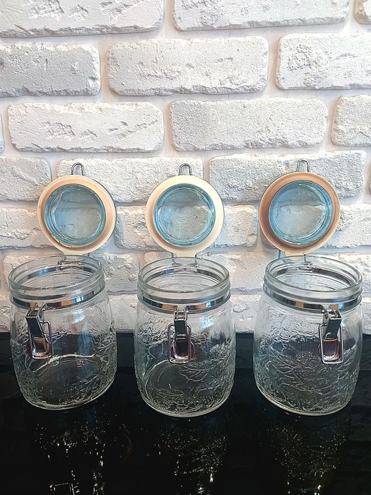 Банка скляна з кришкою.