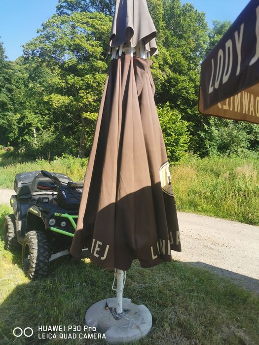 Parasol z podstawą betonową