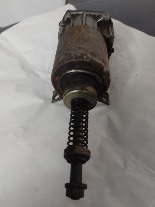 Втягующе  реле  стартера