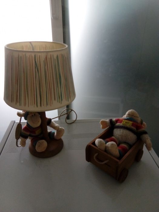 Candeeiro mesa de criança e mealheiro .