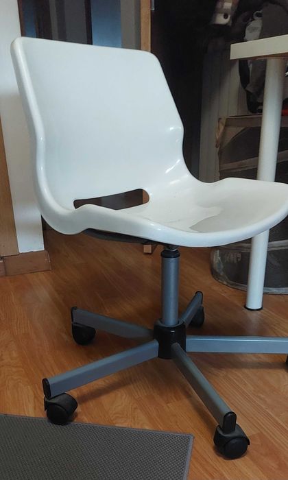 Vende-se Secretária com Cadeira e móvel