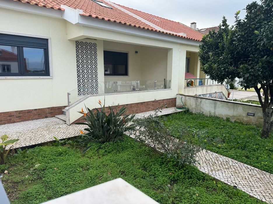 MORADIA GEMINADA PARA ARRENDAR EM LOUREL