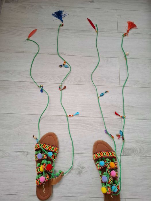 Sandałki wiązane na łydkę