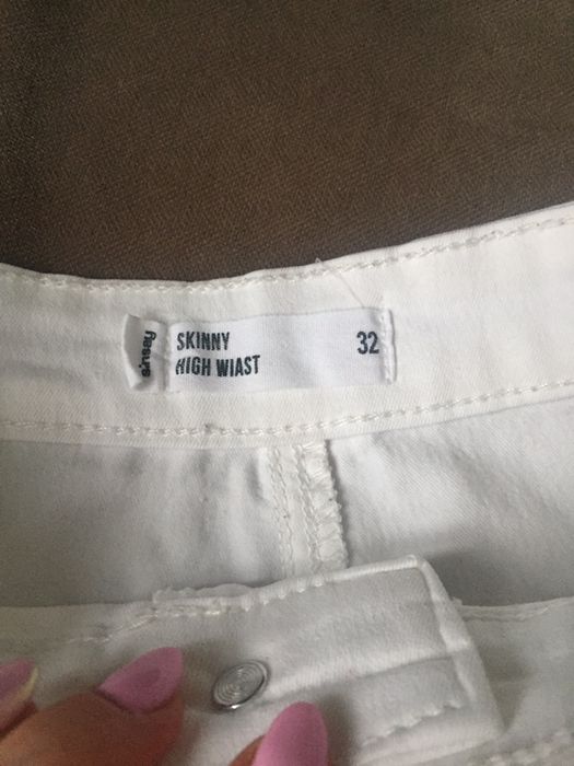 Jeansy białe z dziurami