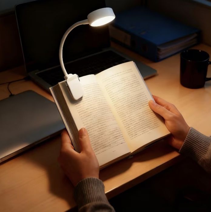 регульована настільна лампа для читання