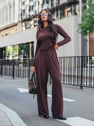 Брючный костюм коричневого цвета с лонгсливом