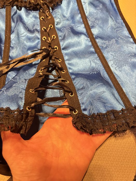 Niebieski gorset, pończochy,