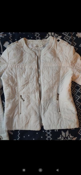 Biała kurtka pikowana