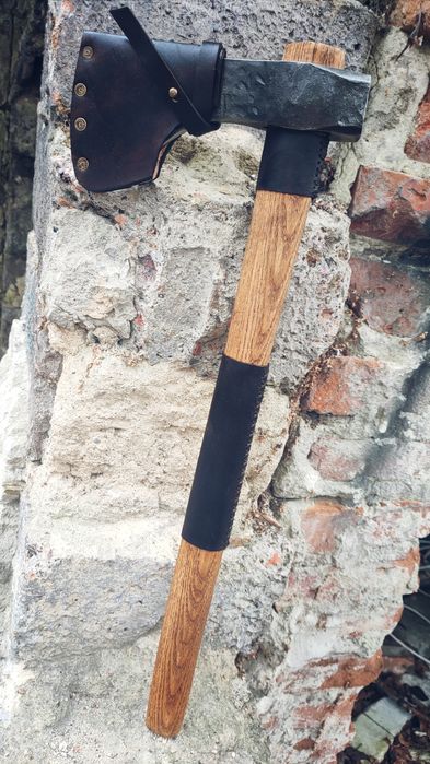 Tomahawk survivalowy kuty