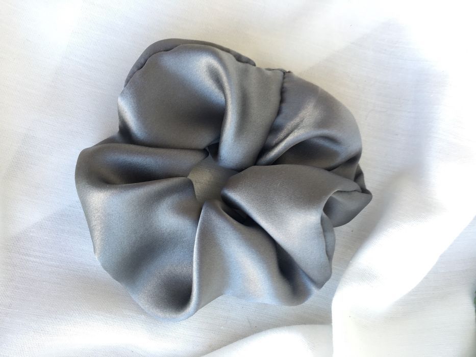 Шовкова об‘ємна резинка-браслет з натурального шовку