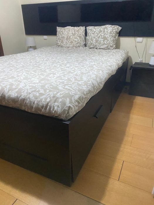 Cama Ikea preta com colchao e 4 gavetas 140x200