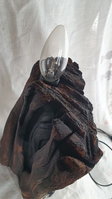 Lampa stojąca z drewna