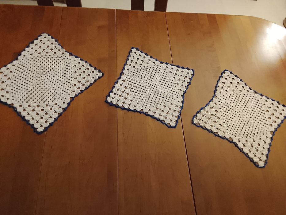 Conjunto de três naperons em renda