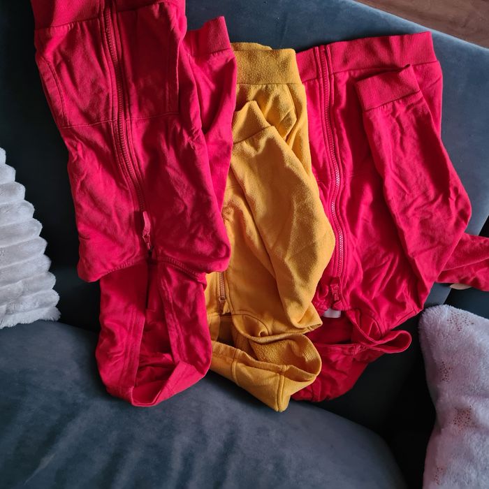 Bluzy rozpinane z kapturem 3 sztuki za 20 zł r 122