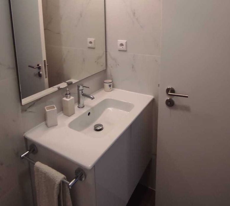 Quarto Estudante - Av. Marechal Gomes da Costa 329, São Mamede de Infesta, perto do Hospital de S. João