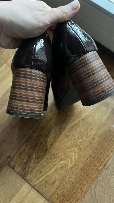 Buty lakierowane na obcasie w kolorze czekoladowym rozmiar 38