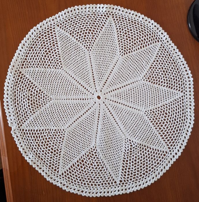 Naperão em crochê branco