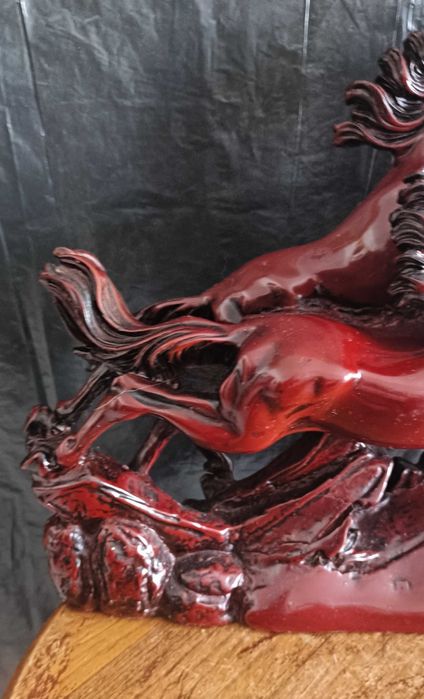 Estatueta escultura marfinite pesada cavalos