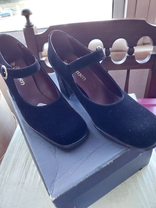 Sapatos usados uma vez são  em veludo