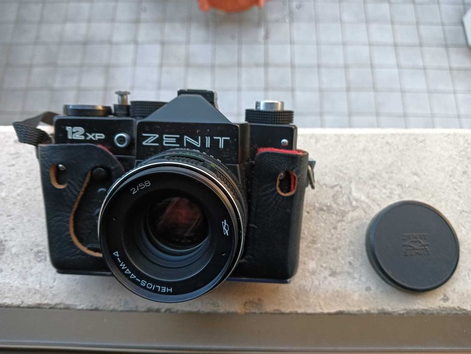 Máquina fotográfica ZENIT, com objetiva Carlzeiss