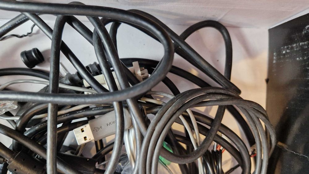 Zestaw kabli i akcesoriów komputerowych / AV – VGA, USB, RCA, DVI, zasilacz