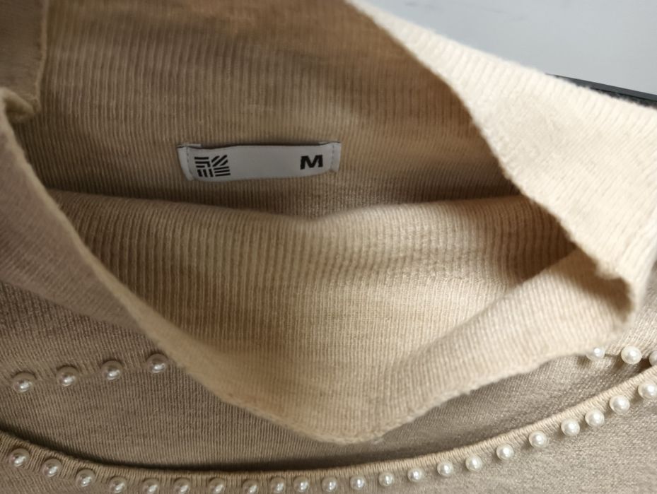 Sweter beżowy dekolt perełki