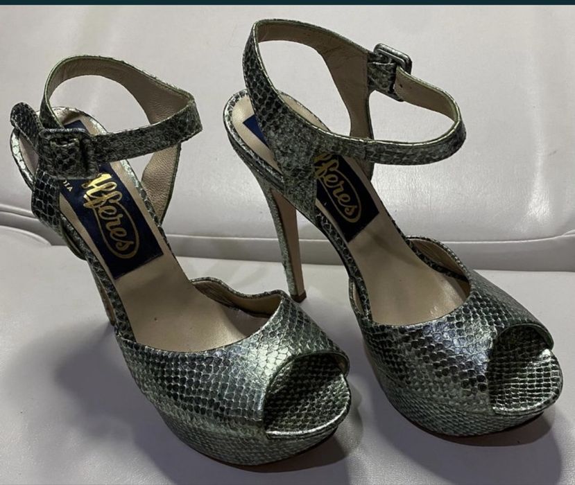 Sandalias roxas e sandalias verdes