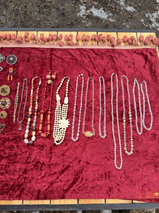 Броши , бусы , бижутерия разная ,