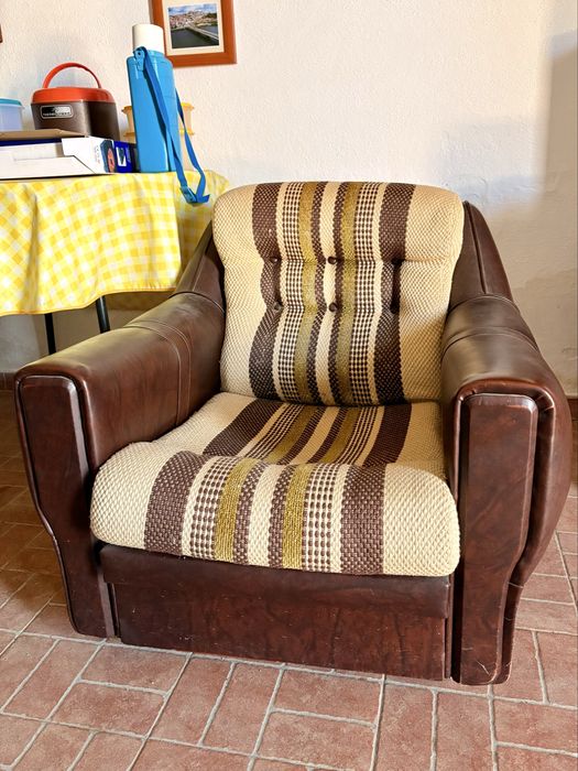 2 sofas individuais riscas e eco pele