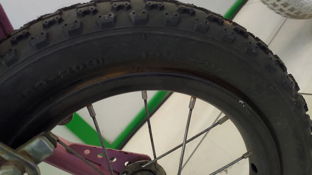 Duas bicicletas de criança com rodinhas
