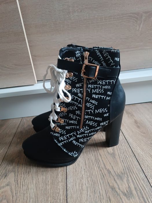 Czarne sznurowane botki