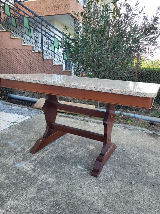 Mesa de pedra com base madeira
