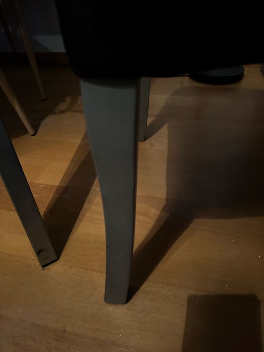 Cadeira alta estilosa de sala de veludo preto