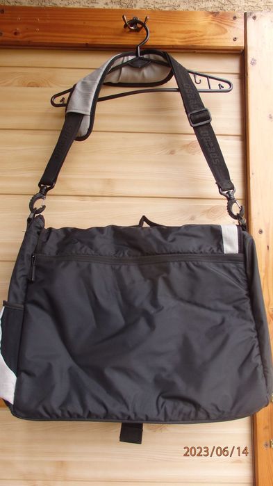 Torba na laptopa na ramię firmy Speedo.