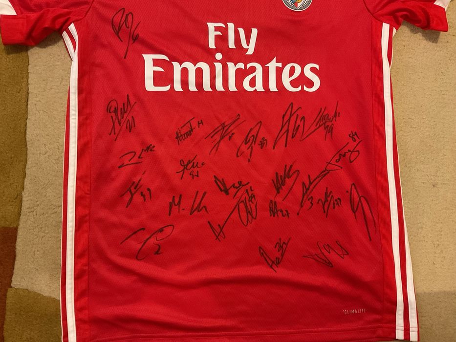 Camisola da Adidas do Sport Lisboa e Benfica assinada pelos jogadores