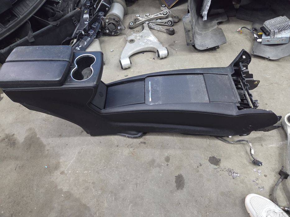 Підлокітник tesla model s