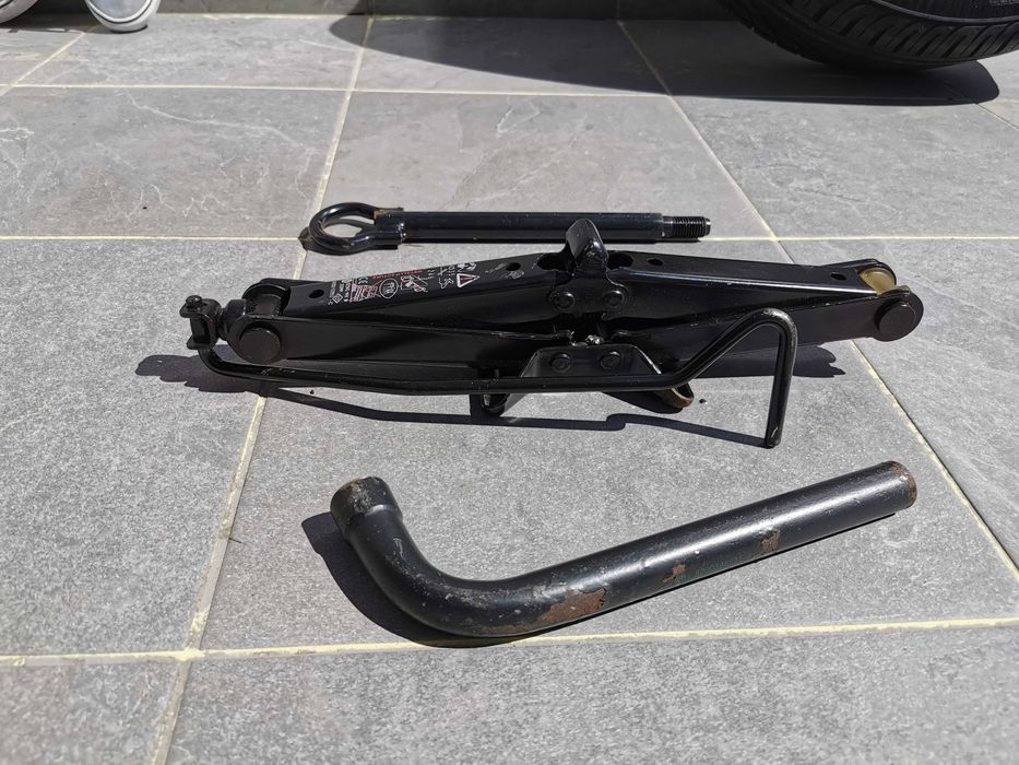 Jante pneu suplente Renault 205-55-R16, macaco, chave rodas, parafusos