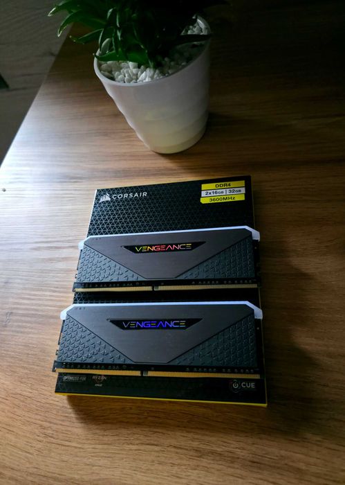 Memória RAM Corsair 32GB (2X16GB) Vengeance RGB RT DDR4  CL16 3600MHz