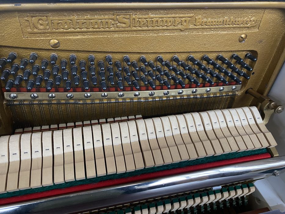 Piękne, białe pianino Grotrian Steinweg