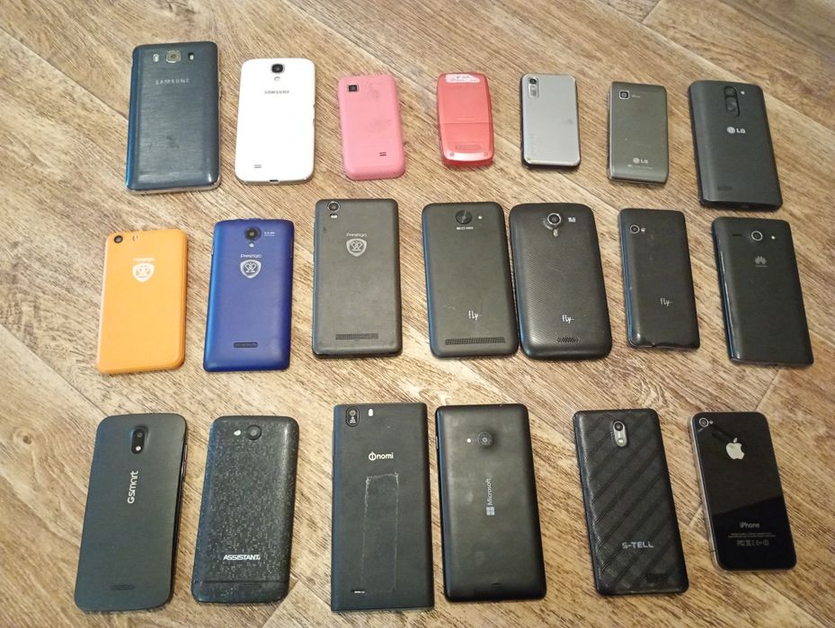 Продам мобільний телефон. Не працює