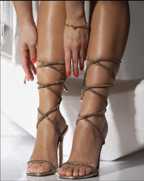 Босоніжки на шпильці