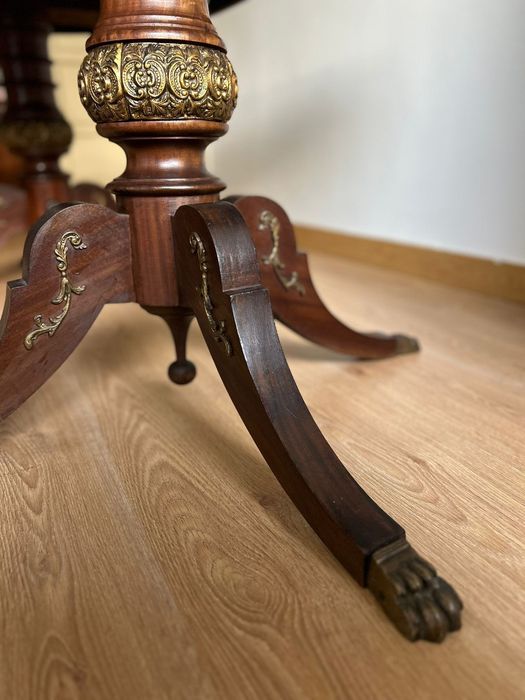 Mesa de jantar estilo inglês com pés trabalhados