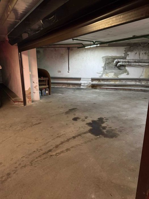 Продаються 2 паркомісця + підсобка,м. Берестейська